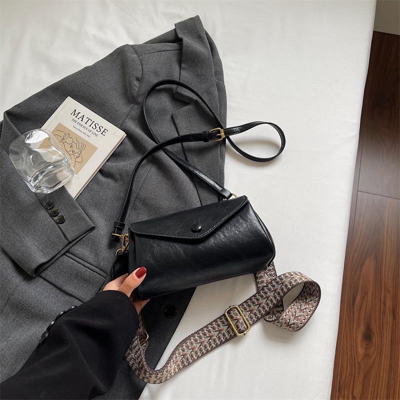 

Женская ретро-сумка-подушка Y2K с широким плечевым ремнем, издание 2025 года, мягкая кожа, повседневный дизайн с клапаном через плечо чёрный