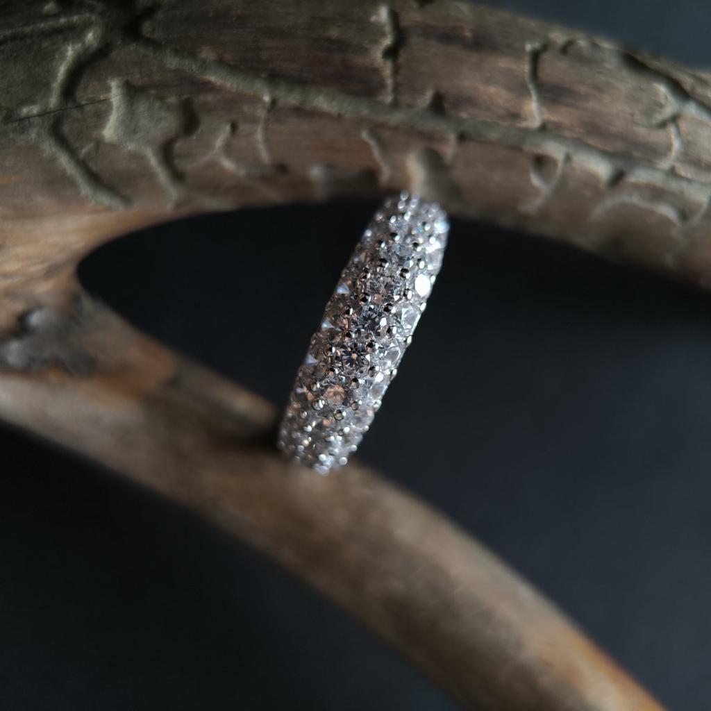 Серебряное кольцо с фианитами, вес изделия 4,2 гр (2207474)