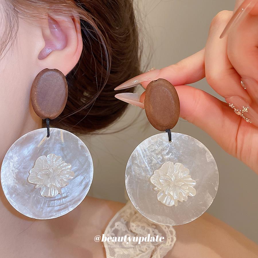 Silver Needle Ethnic Shell Resin Wood Flower Stud Earrings - Retro High-End Jewelry for Women