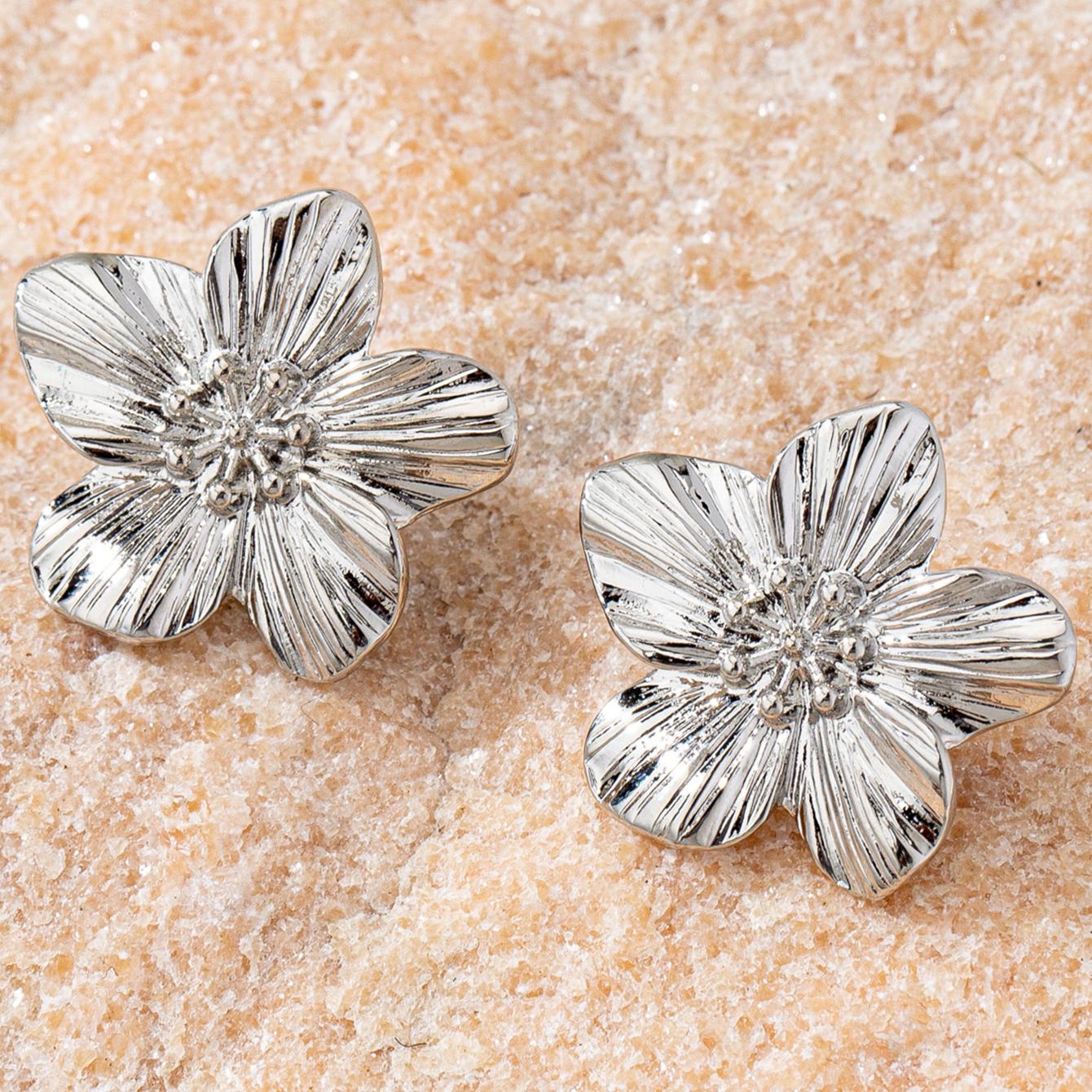 

A Pair of Women s Flower Stud Earrings, Simple and Stylish Earrings Suitable for Daily Wear and Vacation Wear