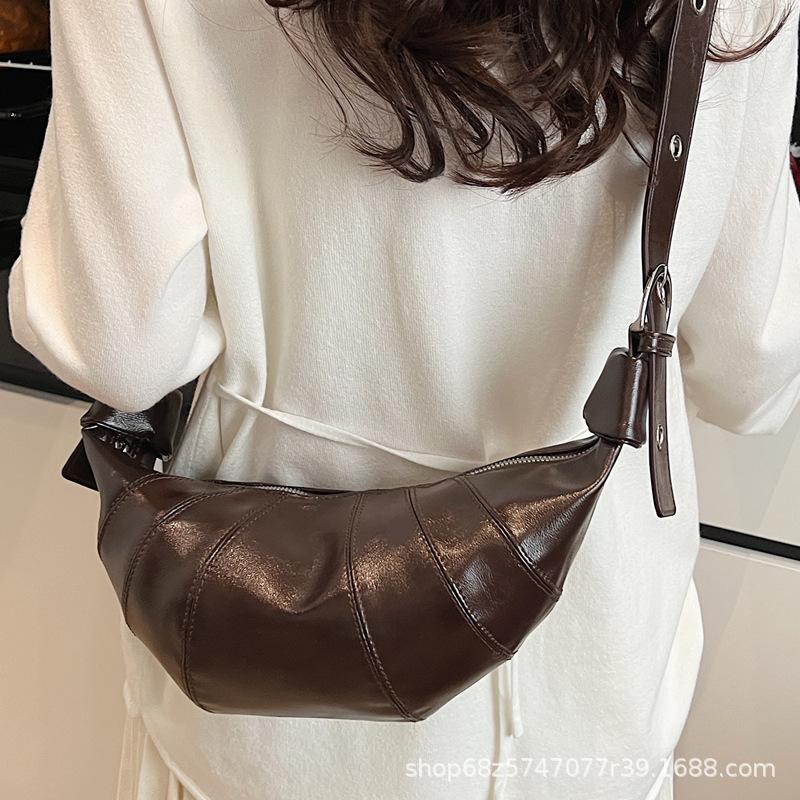 Large Capacity Horn Bag Women's 2025 New Korean Version Ins Retro Shoulder Messenger Bag Niche Commuter Dumpling Bag