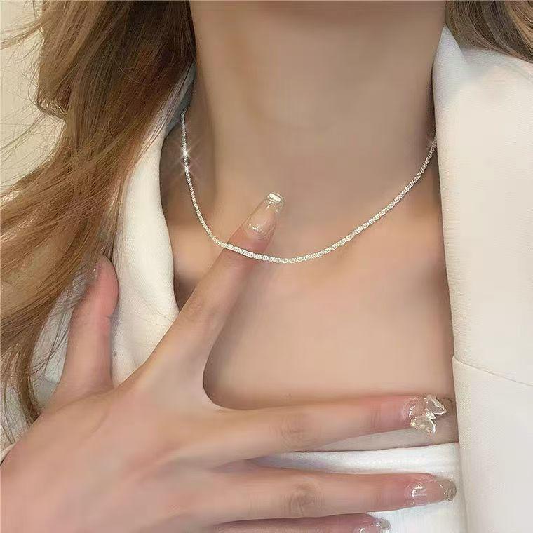 Doppellagige Schmetterlings-Schlüsselbeinkette: Eleganter Damen-Choker mit trendigem Nischen-Anhängerdesign  für 2024.