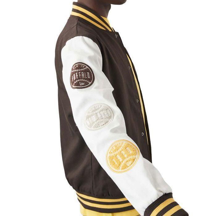Blouson New Era Heritage Varsity - Réf. 60284780. Couleur : Marron, Blanc, Jaune. Détails. - Manches de contrôle des couleurs. -