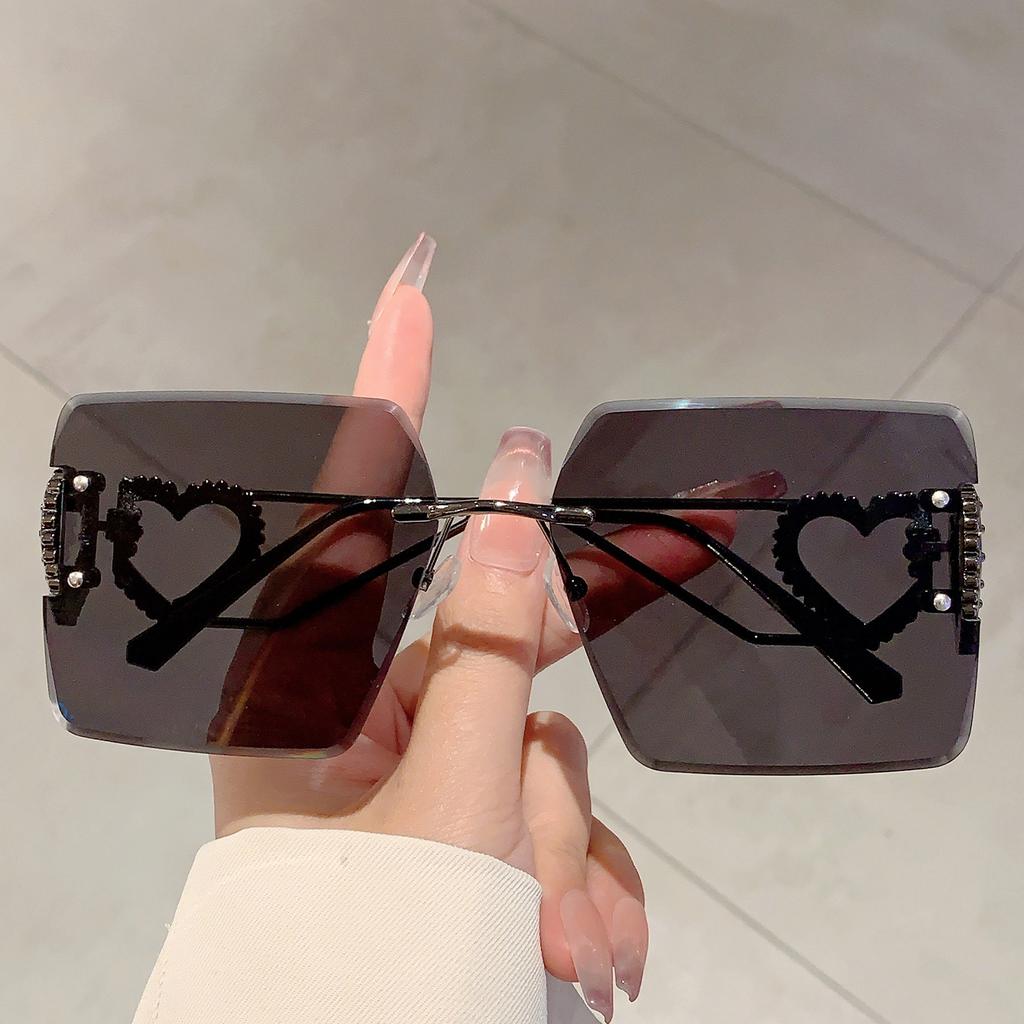New in Heart Chain Designer Lady Shades Retro Brand Trends Sun Glasses Luxury Metal Decoration Sunglasses for Women's