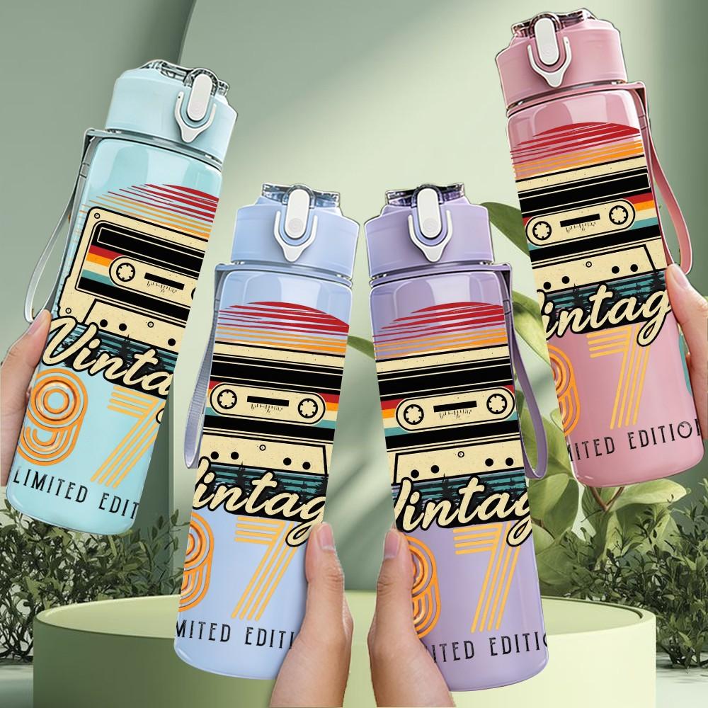 1PC Vintage 1976 Cassette Tape Print 750ml Color Plastic Sports Water Bottle Leakproof Flip Straw Lid Suitable for Sports Office Home Use