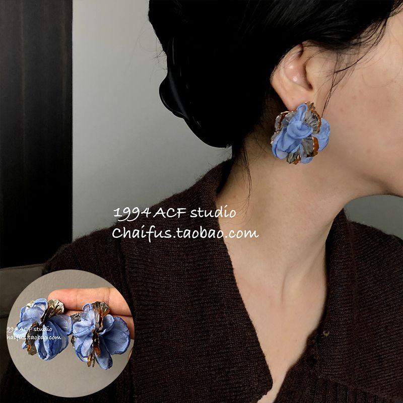 

Chai Fu Studio/E427 American vintage Geometric Color Stacked Yarn Mesh Flower Design Ear Studs Earrings Blue pair