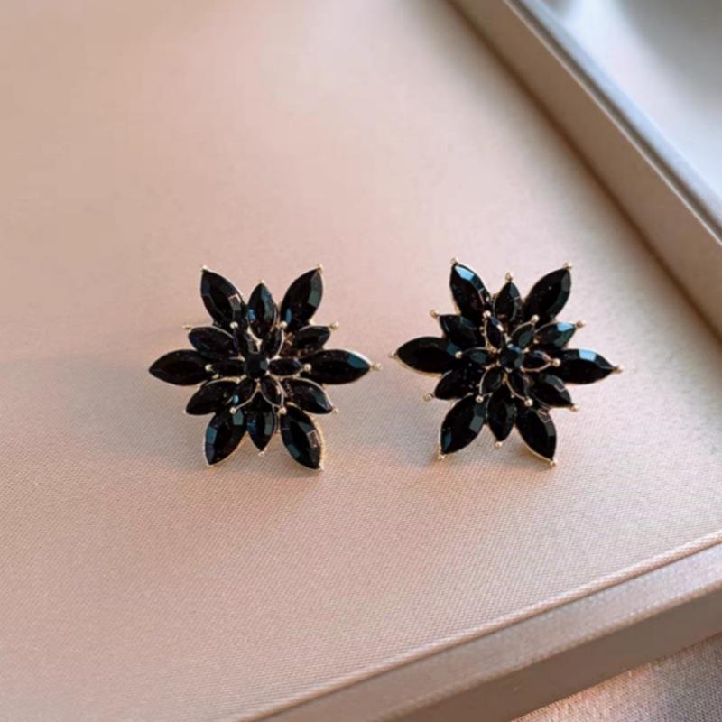 

Crystal Star Stud Earrings - Autumn/Winter Retro Small-Scale Design Ear Rings with Fashionable Versatility for Women чорний