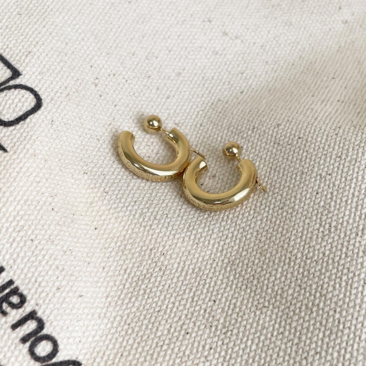 

Серьги-гвоздики в стиле ретро из металла в форме полукруга в форме буквы С для женщин, простые модные, элегантные, серебряные, игольчатые, серьги Doudou, новые на осень и зиму 925 silver needle