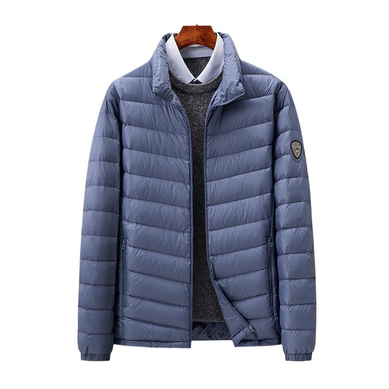 Тонкий и легкий пуховик с воротником-стойкой — фото 4