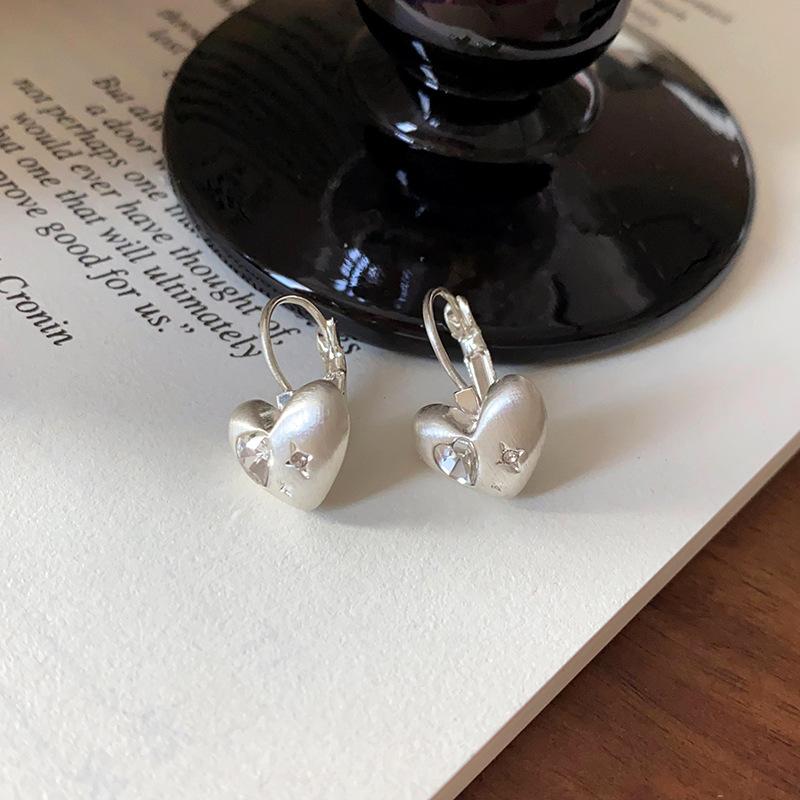 

Diamond-set love brushed ear buckles Korean simple personalized ins earrings high-end fashion new earrings women