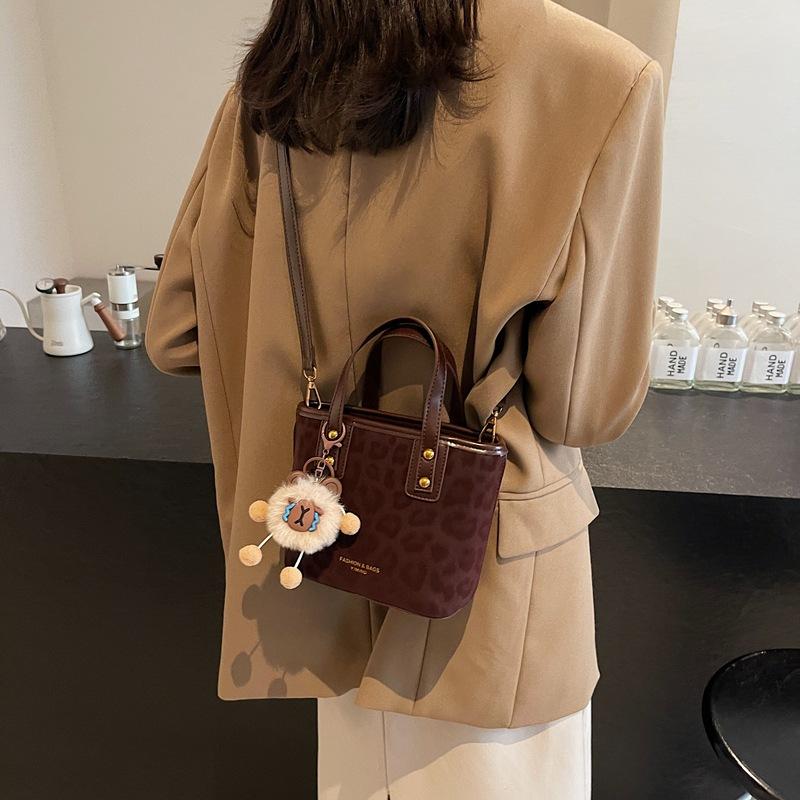 Premium Commuter Handbag Female 2025 New Autumn and Winter Retro Messenger Bag Versatile Leopard Print Bucket Bag