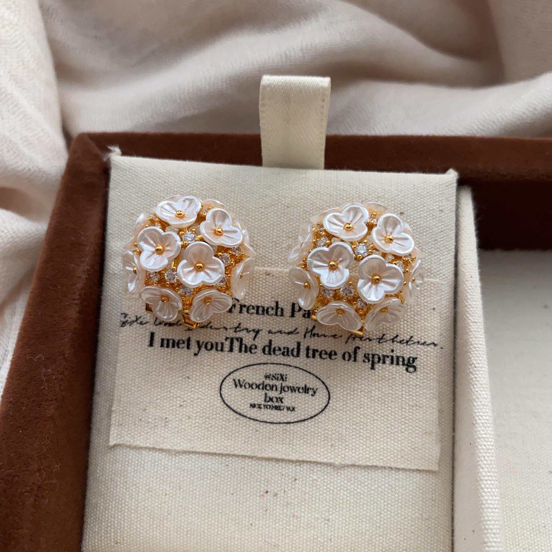 Flowers surrounded by pearl stud earrings, three-dimensional elegance and temperament, personalized earrings