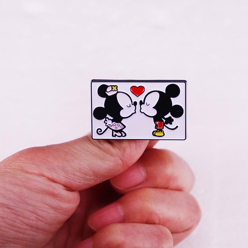Adorable Cartoon Mouse Brooch: Perfect Gift for Friends and Loved Ones