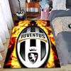 Juventus-Logo auf feurigem Hintergrund, geeignet als rutschfeste Matte für das Wohnzimmer- oder Schlafzimmer-Sofa