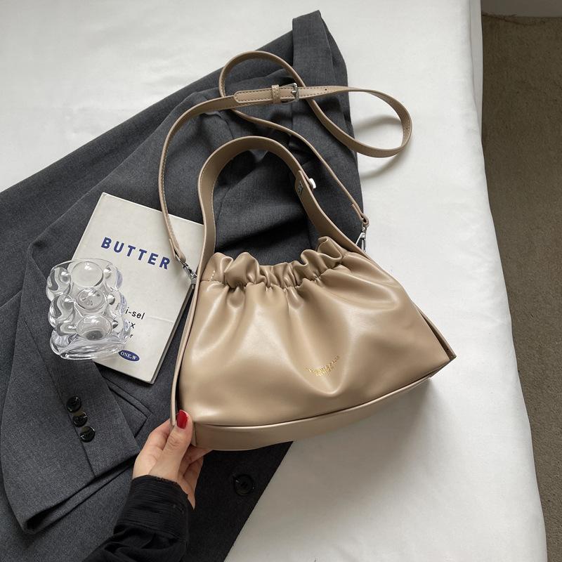 Versatile niche texture cloud drawstring bucket bag women's 2025 new high-end fashion foreign style shoulder messenger bag