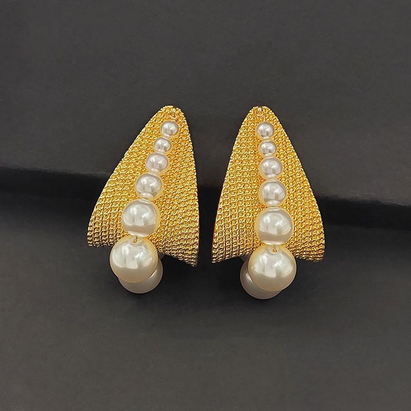 European & American Pearl Stud Earrings: Retro Niche Design with Ins Style Personality.