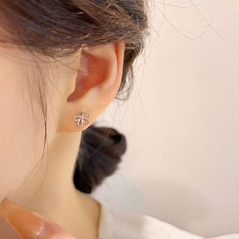 Brincos de Flor Pequena Vazada Brincos Pequenos para Mulheres Brincos Frescos Estudantis Fofos e Divertidos Verão