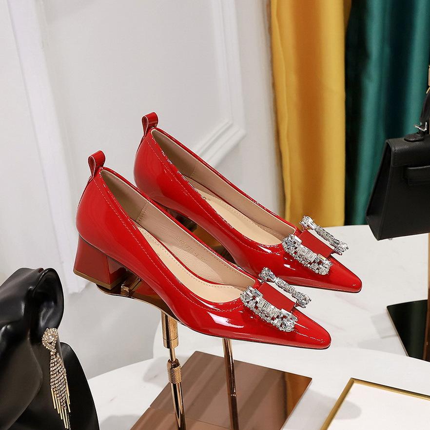 

Банкетные женские туфли толстый каблук средний каблук мелкий вырез маленький квадратный носок лакированная кожа металлическая пряжка со стразами высокий каблук туфли-лодочки женские 41