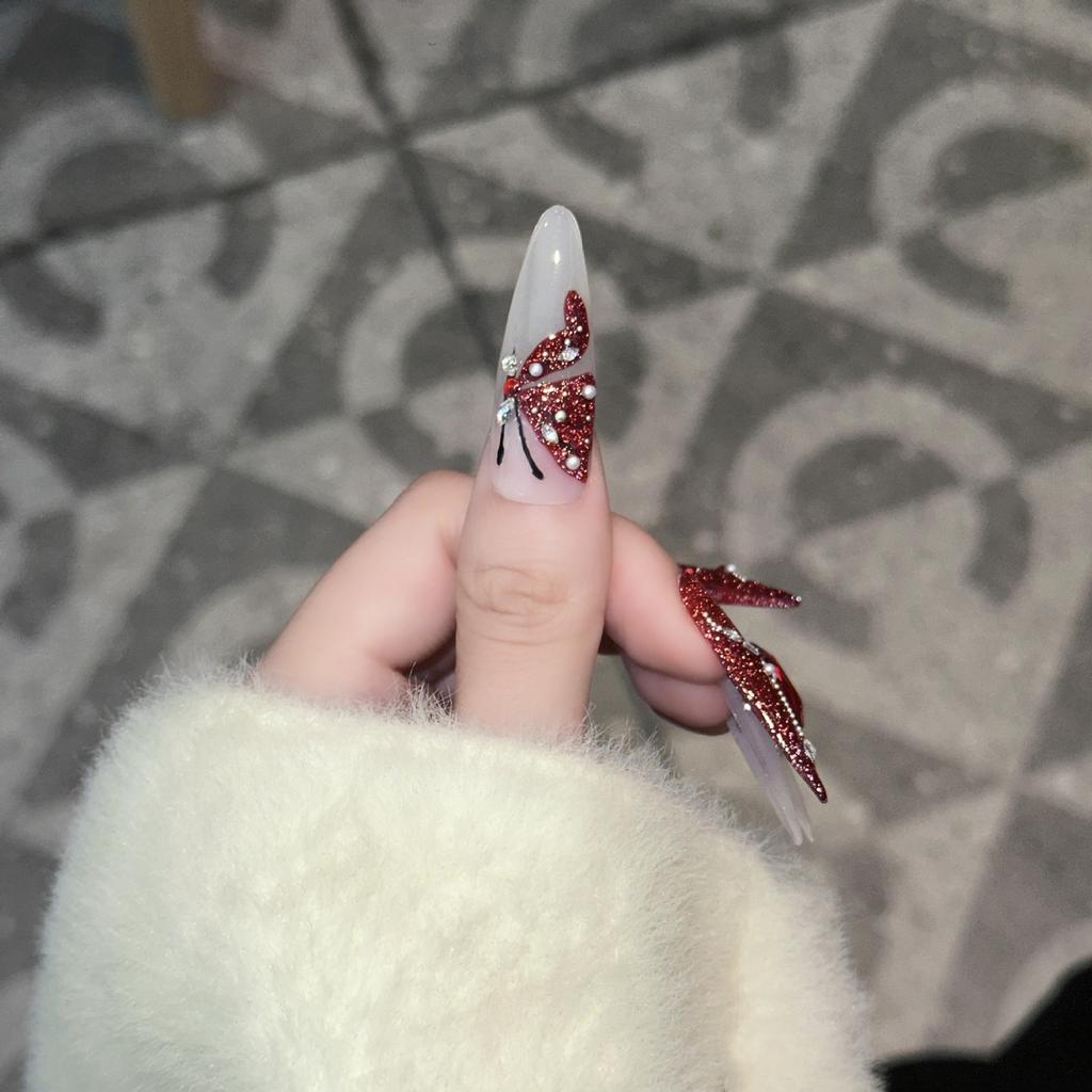 Čistá ručně nošená zbroj Špičková atmosféra Nahá barva Novoroční vínově červená manikúra Hotový výrobek Odnímatelné nehty