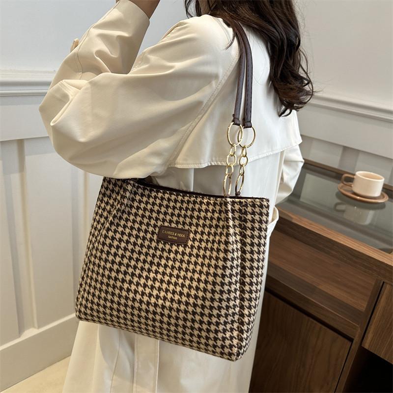 Large Capacity Fashionable Tote Bag For Commuting Stylish And Versatile Summer 2024 Edition