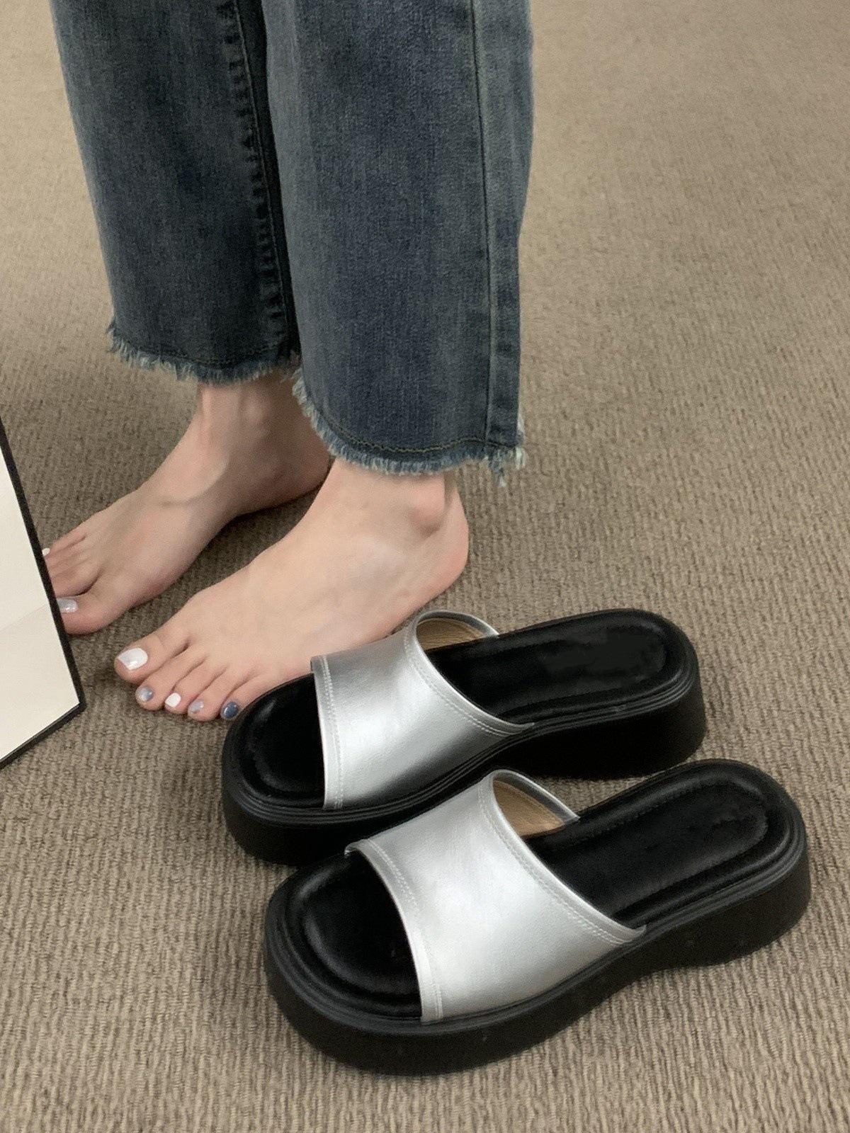 

Интернет знаменитости толстые подошвы серебряные односложные тапочки женская летняя одежда 2025 популярные сандалии на наклонном каблуке праздничные пляжные римские сандалии 40