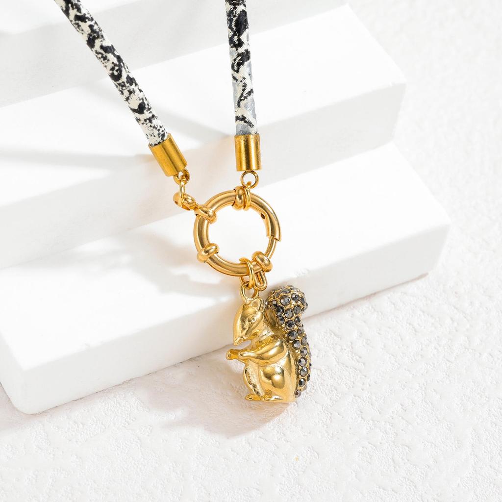 Křičící veverka s diamantovým zdobením na koženém chokru - Evropský a americký trendy design