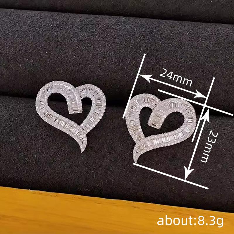 Love heart-shaped light luxury stud earrings for women, princess elegant lady jewelry hollowed out