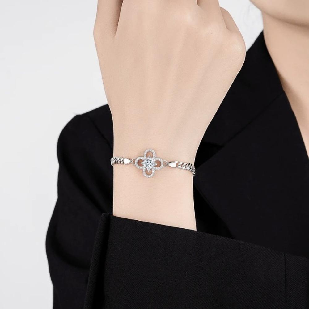 S925 Silber speziell geformtes quadratisches Moissanit-Armband im neuen Design, leichtes, luxuriöses, exquisites High-End-Armband mit vierblättrigem Kleeblatt