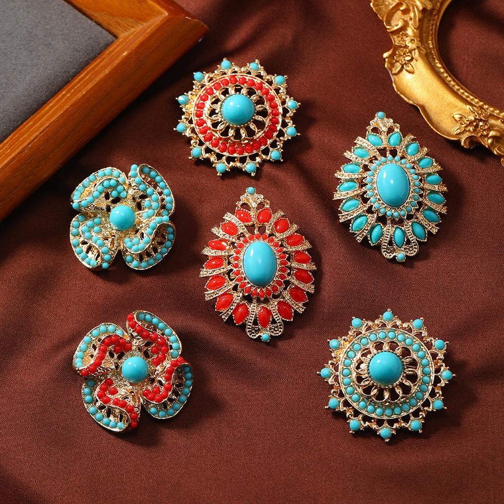 1Pc New Ethnic Style Imitation Turquoise Hollow Geometric Brooch Female Simple Summer Anti-light Pin Buckle Shawl Jacket Accessories