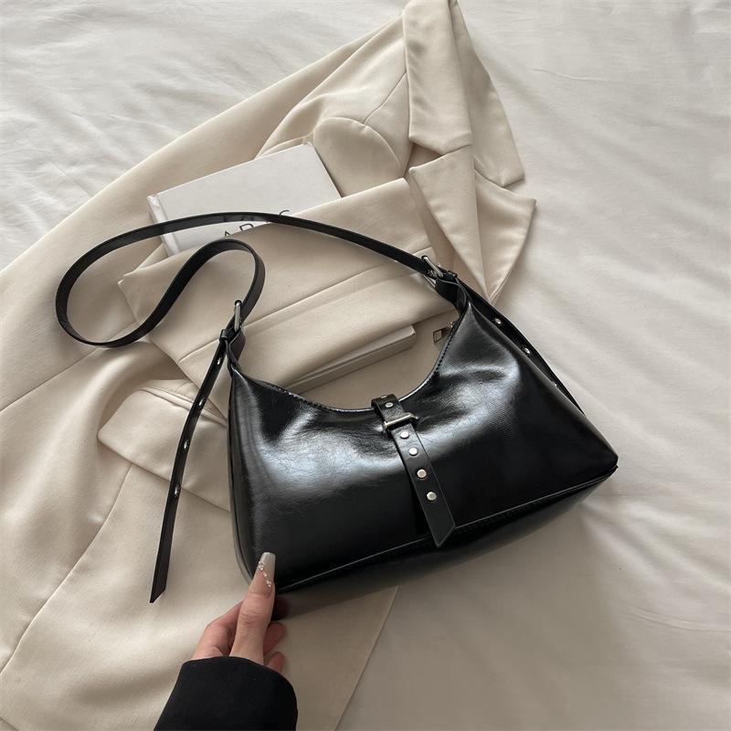 

Korean niche simple portable dumpling bag women s 2025 autumn new foreign style retro fashion shoulder messenger bag