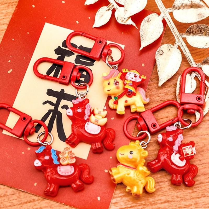 1/7 Stück Cartoon Pony Schlüsselanhänger Niedliches Rotes Harzpferd Rucksack Anhänger Dekoration Auto Schlüsselanhänger Zubehör Jahr des Pferdes Geschenk