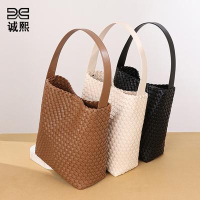 Moteriškos rankinės – Ant peties užmetamos rankinės