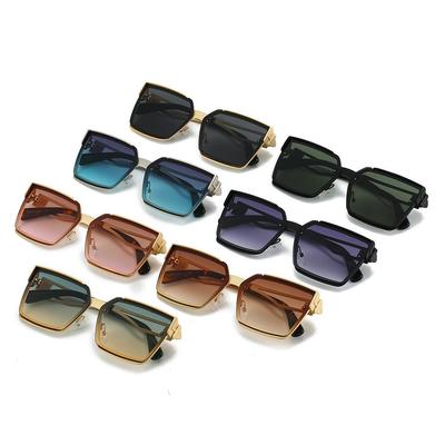 High-End Square Frame Sunglasses with UV Protection for Men and Women – Stylish and Versatile