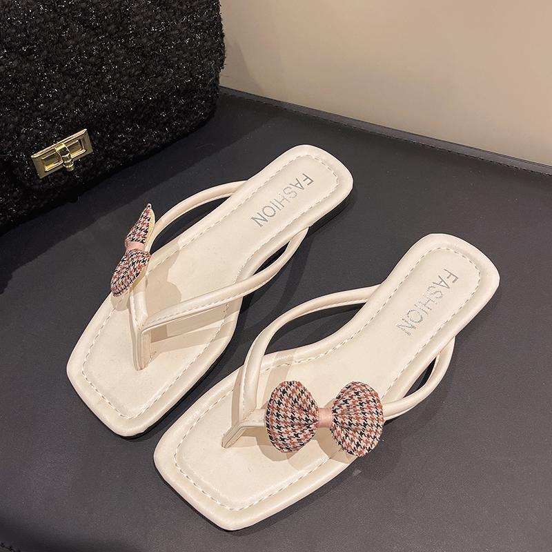 Fairy Style Flip-flops Female Summer Wear Flat-bottomed Seaside Beach Sandals Female Shoes 2025 New Pinch Foot Cool Slippers