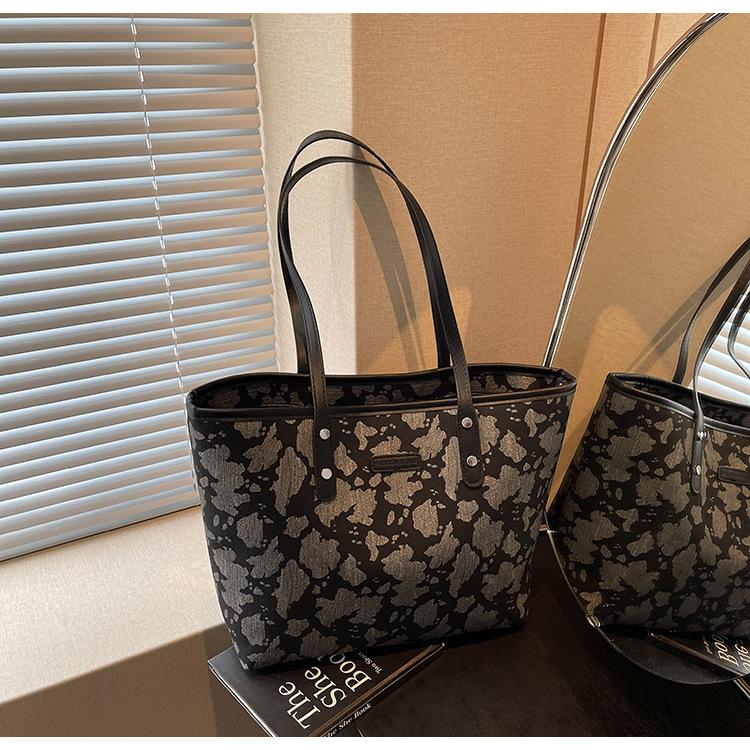 

Cow pattern new tote bag women s new large-capacity commuting handbag high-end sense bag