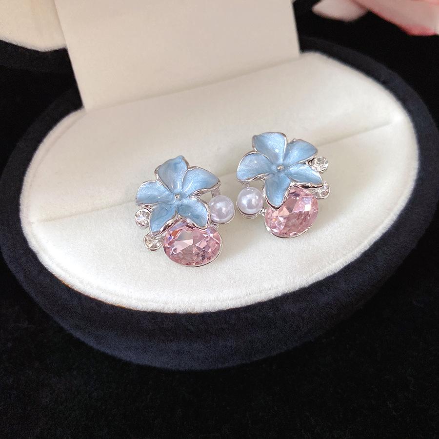 

Silver needle French simple flower diamond earrings light luxury high-end earrings fashion temperament earrings design sense niche