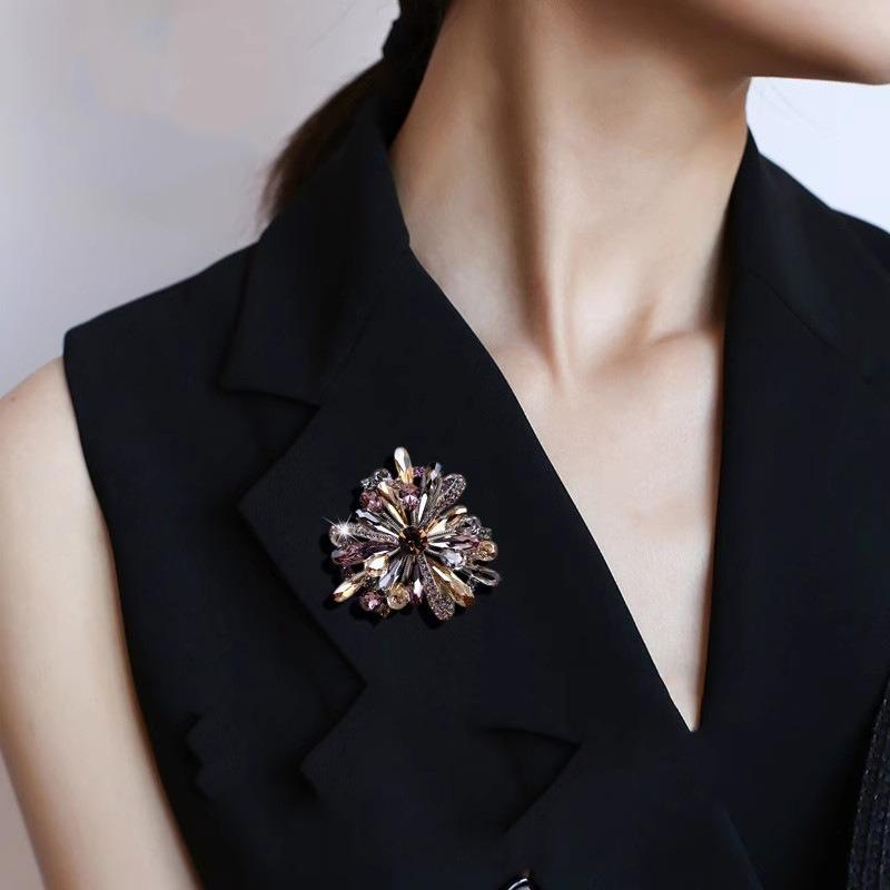 Retro Flower Brooch for Women, Luxurious and Elegant Crystal Brooch, A Niche and High-end Brooch