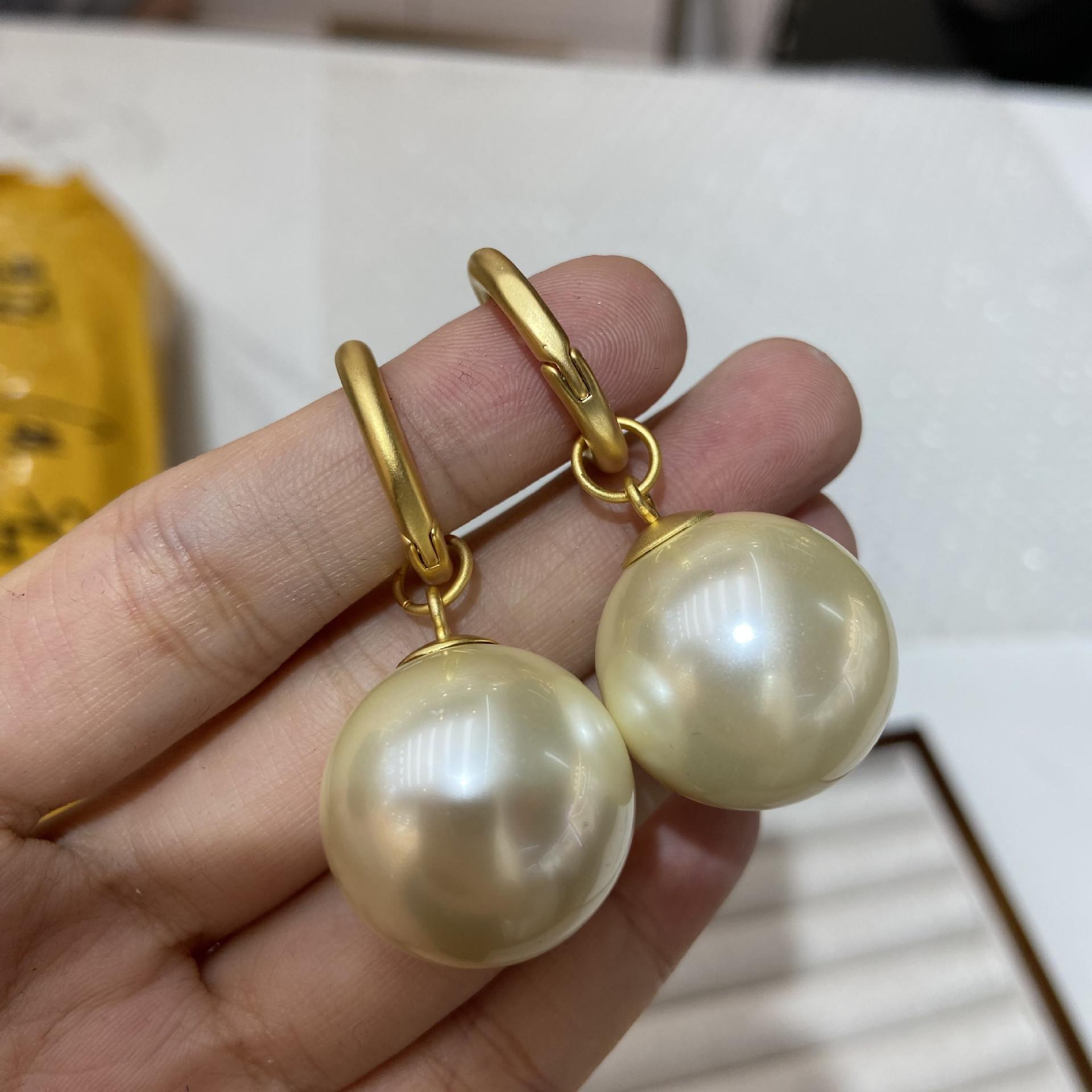 

Простые ретро серьги с большой жемчужиной и пряжкой, легкие роскошные серьги высокого класса, женские серьги-гвоздики с нишевым дизайном