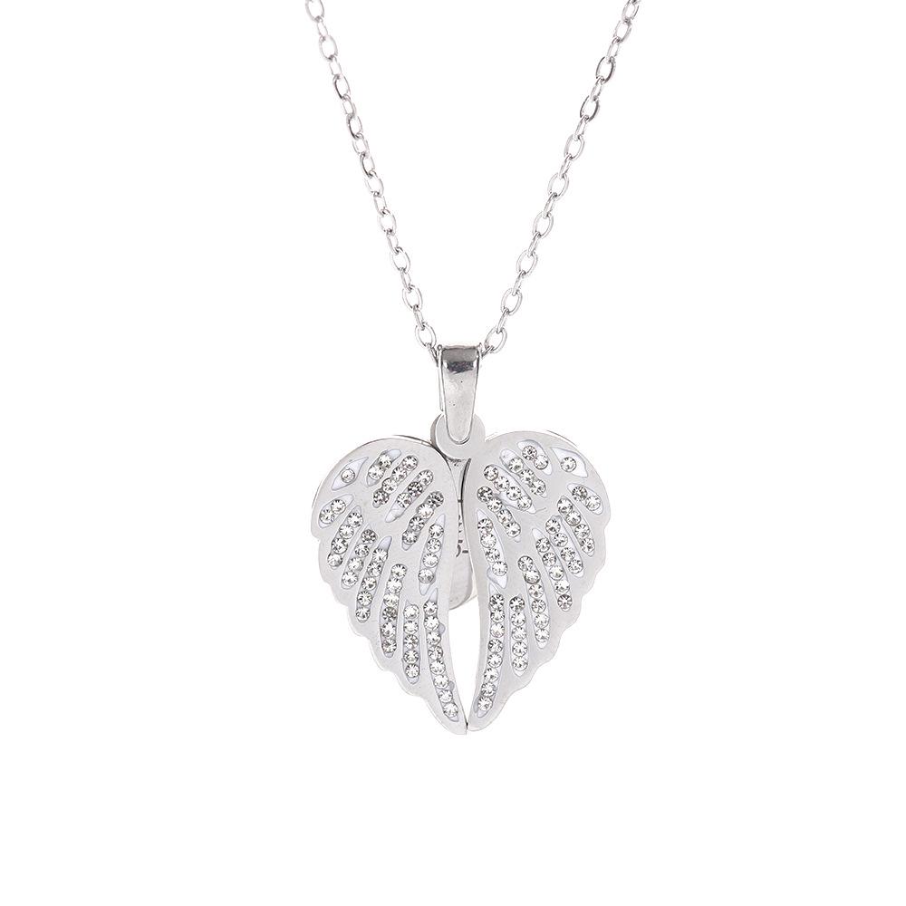 Kazılabilir Kalp Şeklinde Tasarım ve Melek Kanadı Aksanlarına Sahip Titanyum Çelik Kolye