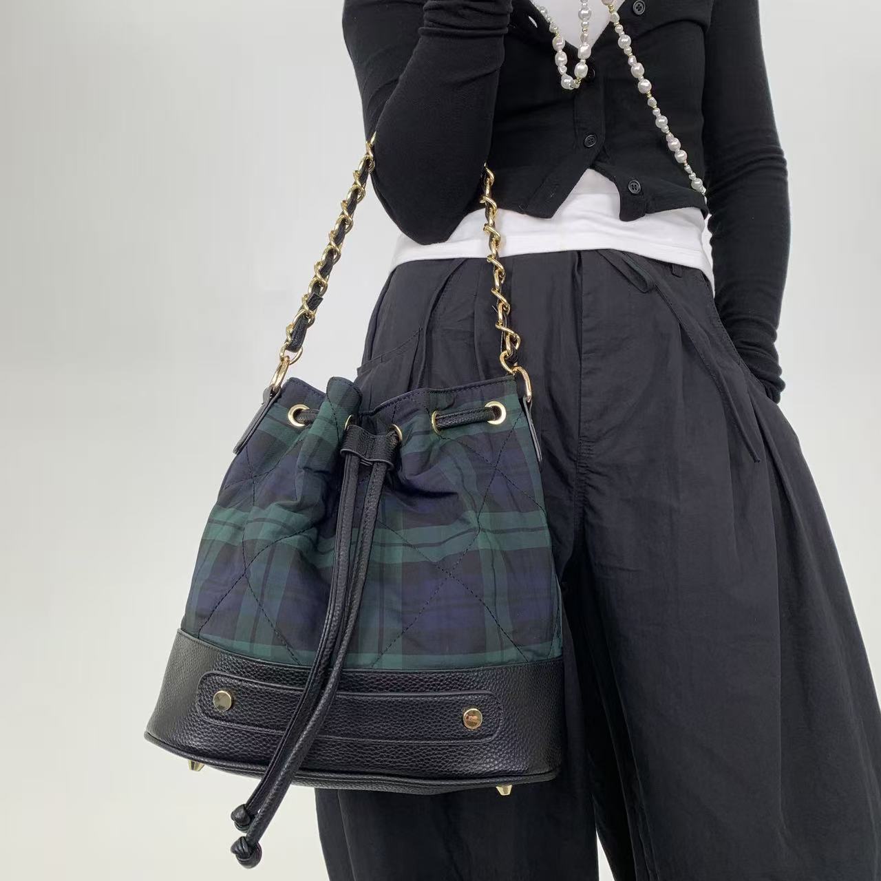 

Women S Nylon Plaid Splicing Bucket Bag Niche Drawstring Design Retro Shoulder Bag зелений