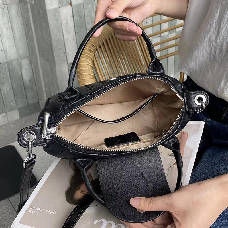 2025 New Women's Bag Niche Design Spring Summer Korean Version Versatile Fashion Cowhide Woven Women's Handbag Single Shoulder Small Dumpling Bag