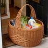 Dekorativer geflochtener Korb mit Henkel, ideal für Blumengestecke, Einkäufe, Snacks und mehr.