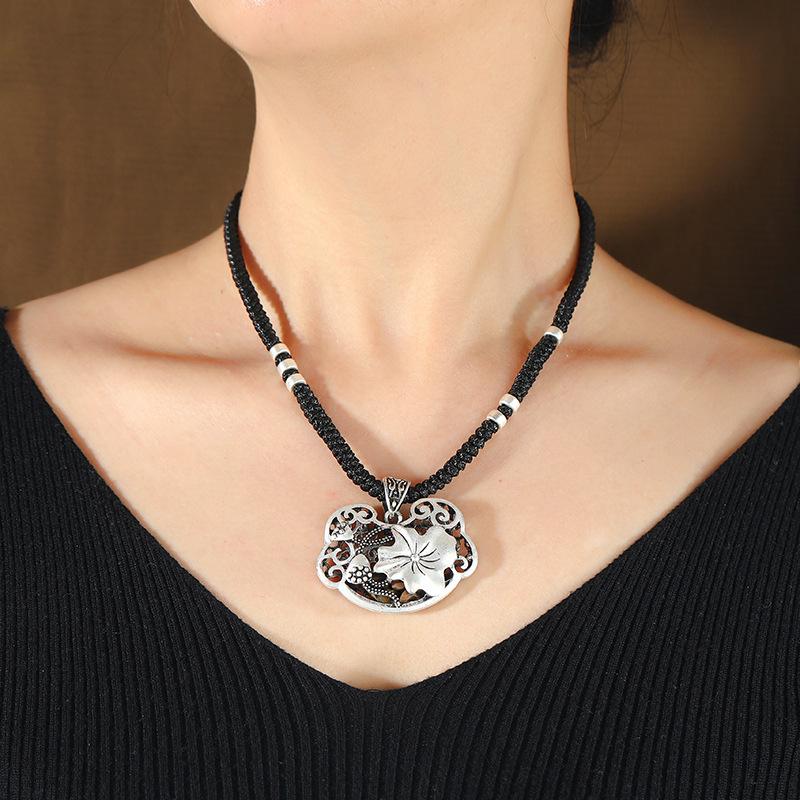 Retro imitation Thai silver short necklace femininity versatile collarbone chain flower fish handwoven jewelry