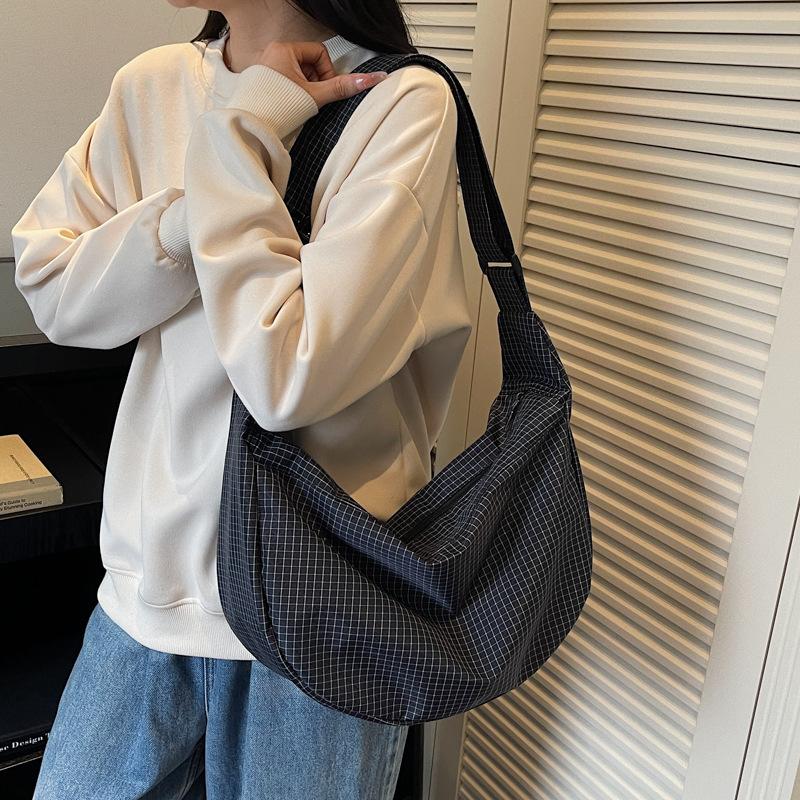 2025 Autumn New Korean Version Fashion Dumpling Bag Casual Large Capacity Simple Shoulder Bag Fashion Foreign Messenger Bag
