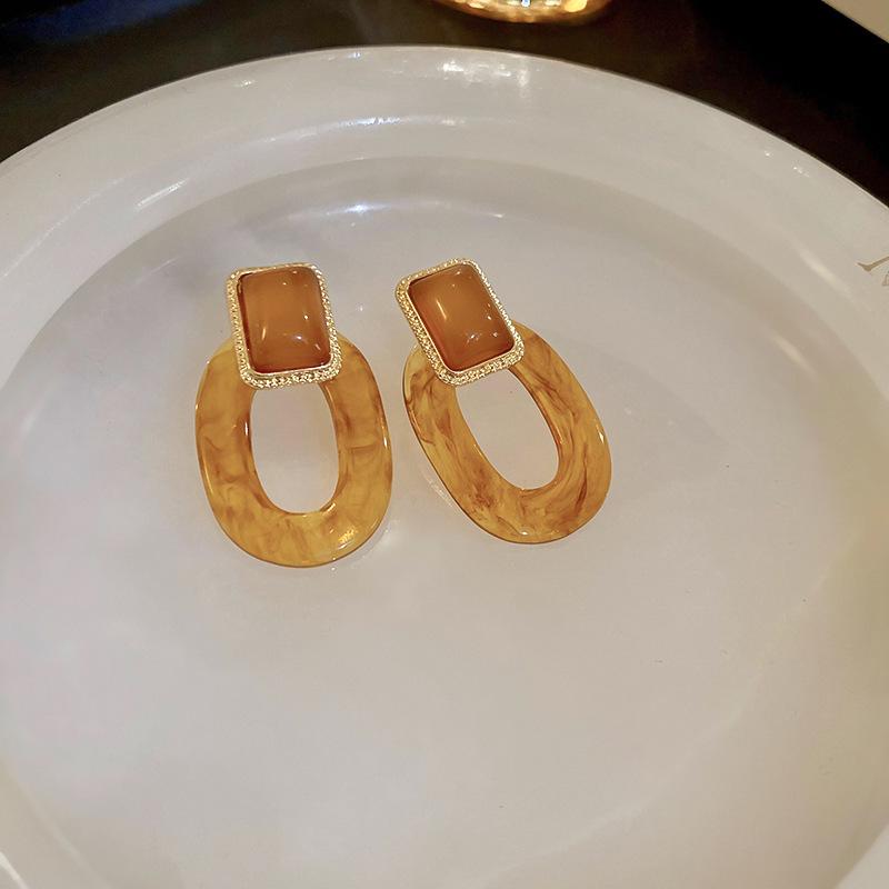 Maillard Coffee Retro Heart Hong Kong Style Versatile Stud Earrings - Niche Fashion Design