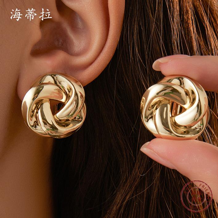 Stilvolle Ohrclips aus Rosenlegierung, schlichte temperamentvolle Pflaumenblüten-vergoldete Damenohrringe