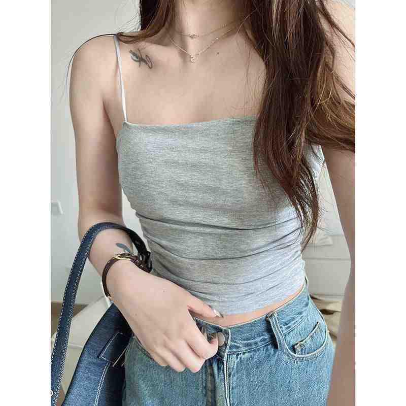Kořenitý korejský řasený tank na špagetová ramínka s racerback střihem, polstrovaným bandeau poprsím a přiléhavým střihem bez rukávů.