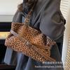 Korean Version of Casual Ins Leopard Print Large-capacity Tote Bag 2025 Autumn and Winter New Shoulder Underarm Bag Women's Simple and Versatile