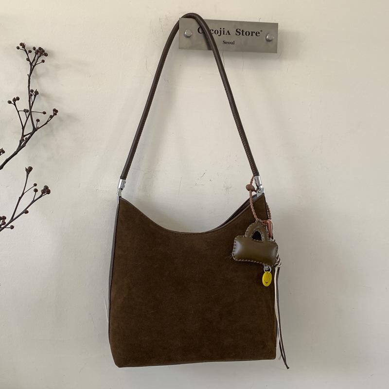 Retro, Fashionable and Casual Tote Bag, A Stylish and Trendy Large-capacity Commuter Single-shoulder Bag for Autumn