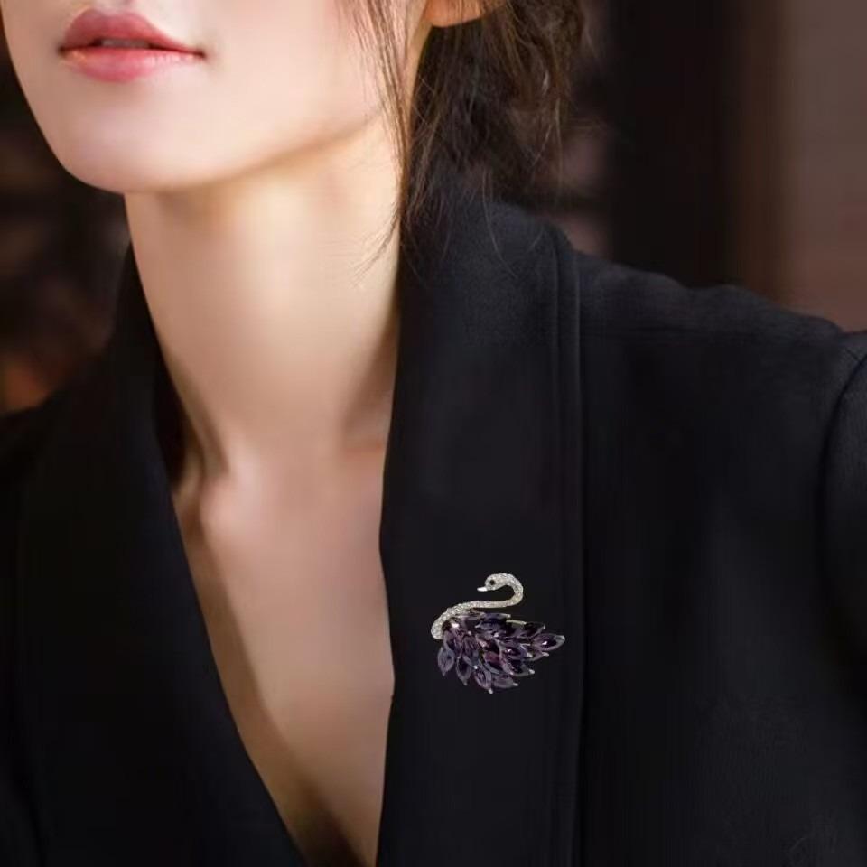 Swan Brooch: Elegant High-Quality Lapel Pin for Women